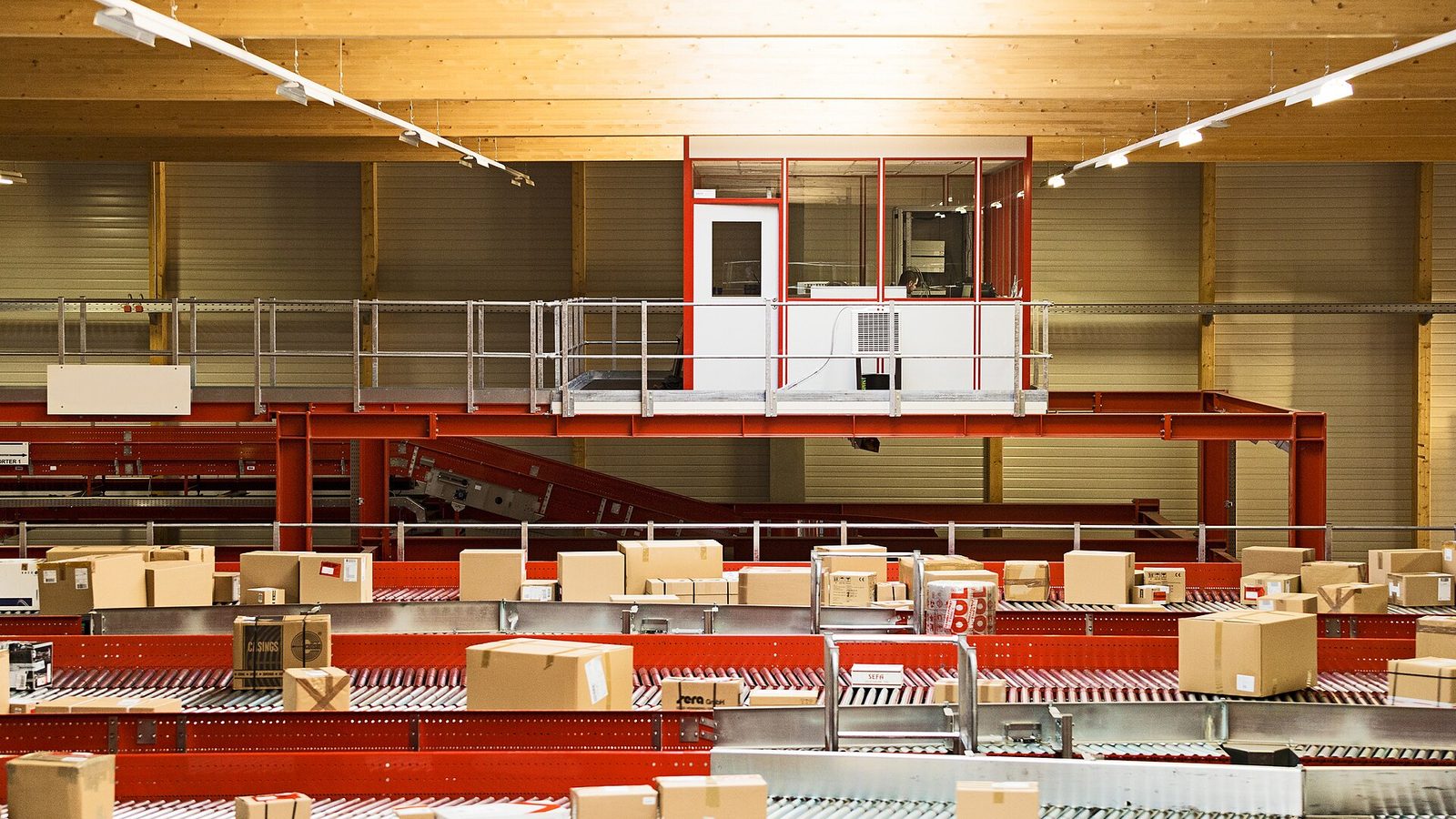 包裹在分拣传送带上被自动分拨到不同的滑道