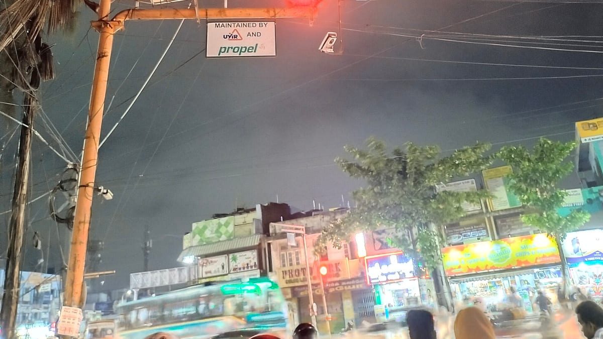 夜色中的交通信号灯：并发控制不是让任务消失，而是决定同一时刻放行多少个