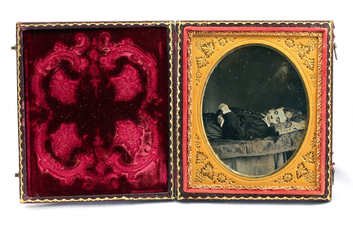 一张 1860 年代的 post-mortem 银版照，逝者比活着的人更清晰——长曝光下，只有绝对静止的东西能成像
