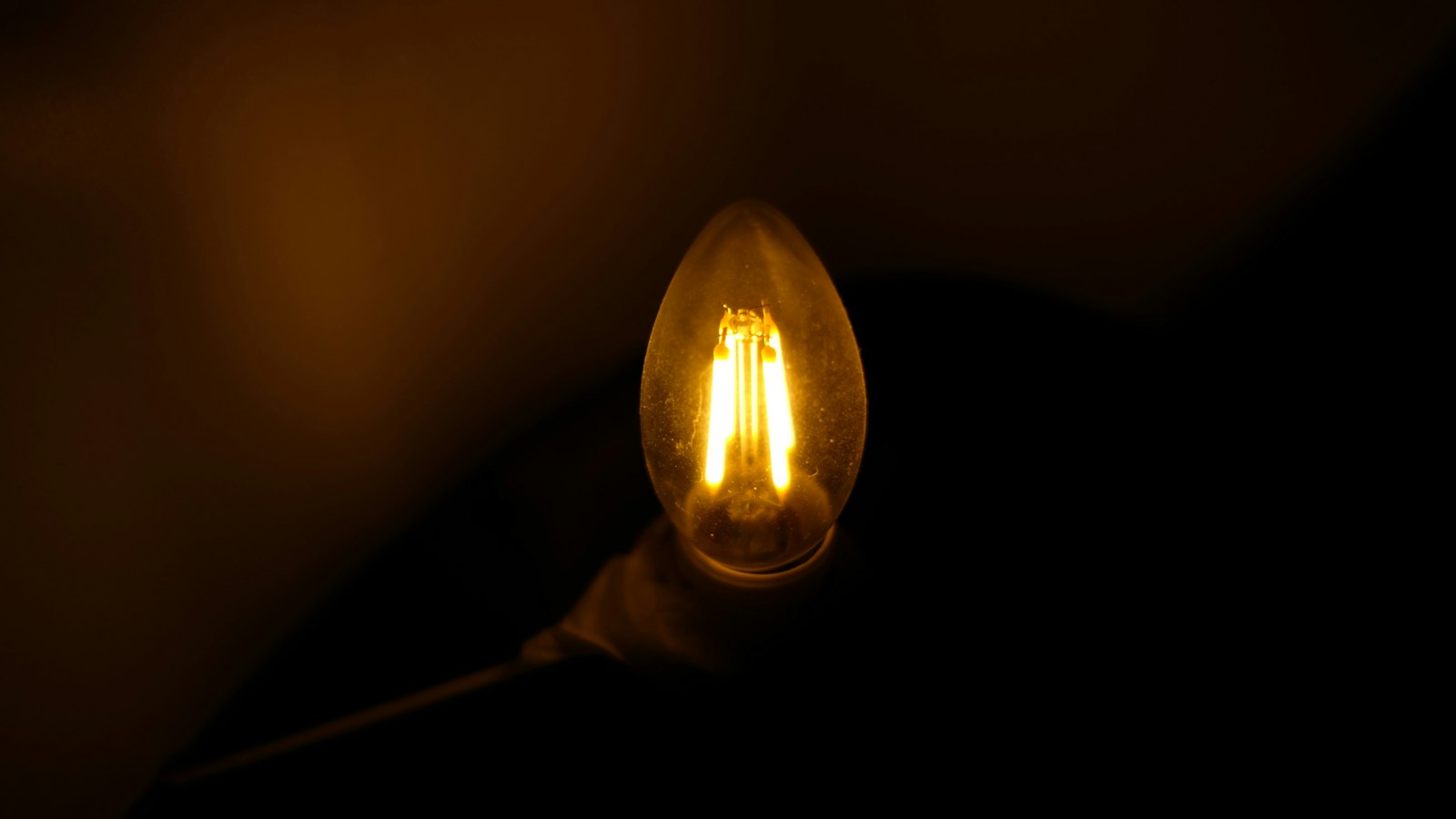 蜡烛形状的 LED:光的价格跌了一百万倍之后,蜡烛成了灯泡的形状